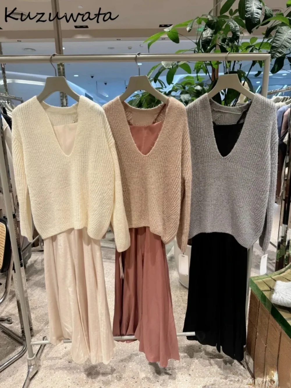 Женский костюм-джемпер с рукавами-фонариками и V-образным вырезом