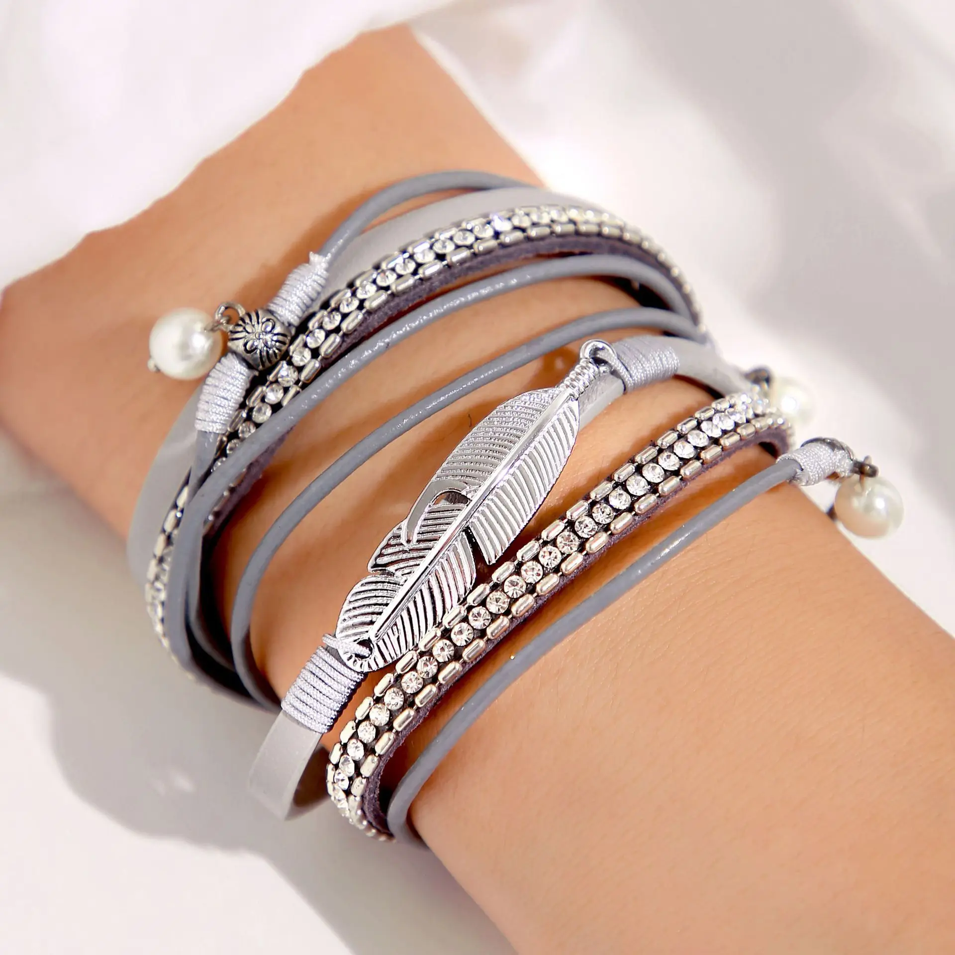 

Богемный женский браслет с вышивкой в этническом стиле