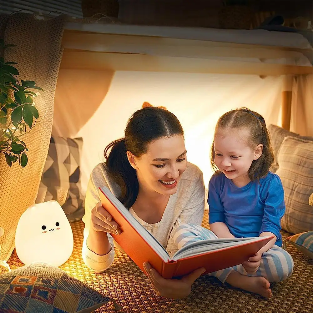 Mother and child Room здание. Family Bedtime. Ребёнок читает книгу вслух при свече. Daughter night
