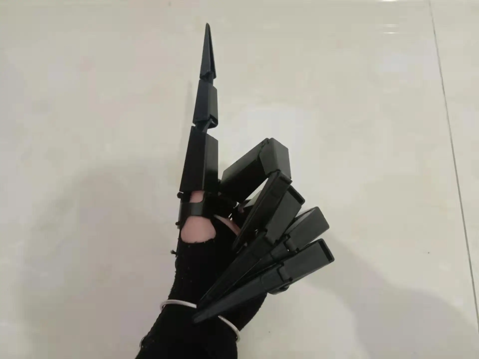 Pаспродажа Хит продаж, Хэллоуин, смешные забавные гибкие перчатки на палец, механическая модель, призрак, коготь, реквизит, ручная Сочлененная модель д...