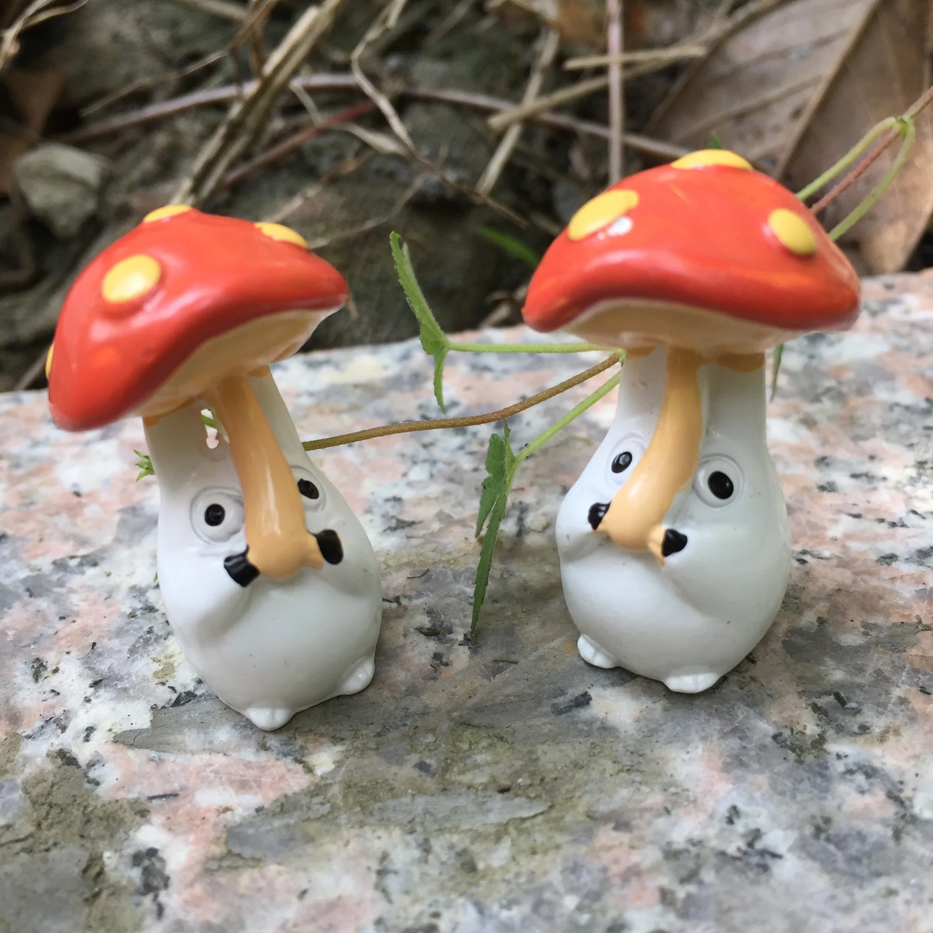 

2pcs Cute Totoro Mushroom Micro-landscape Resin Ornaments DIY Decorative Resin Crafts Ornaments Figurines Miniatures