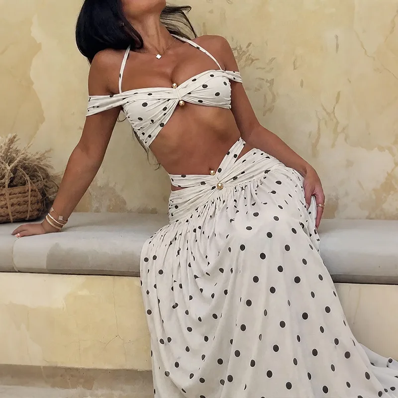 Фото Gtpdpllt Chic Vacation Женский комплект из двух предметов: сексуальный топ-халтер с принтом в горошек и вырезом-лодочкой, а также укороченный топ и юбка с драпировкой и вырезами. №3