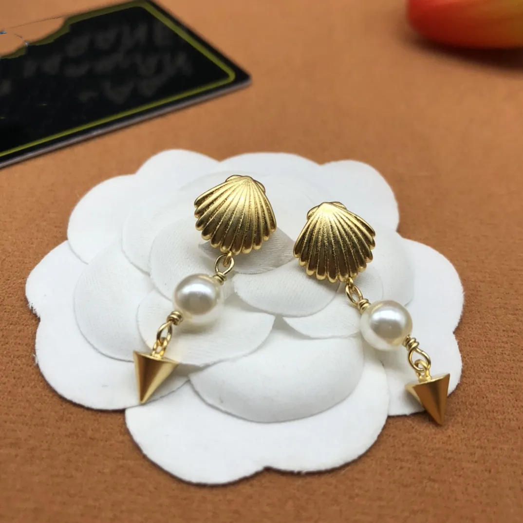 

European and American popular pearl shell earrings