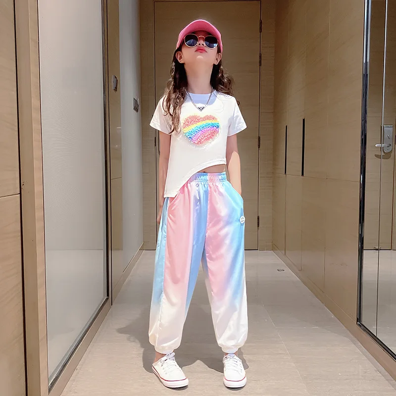 Рисунок 5 - Футболка и брюки для девочек-подростков