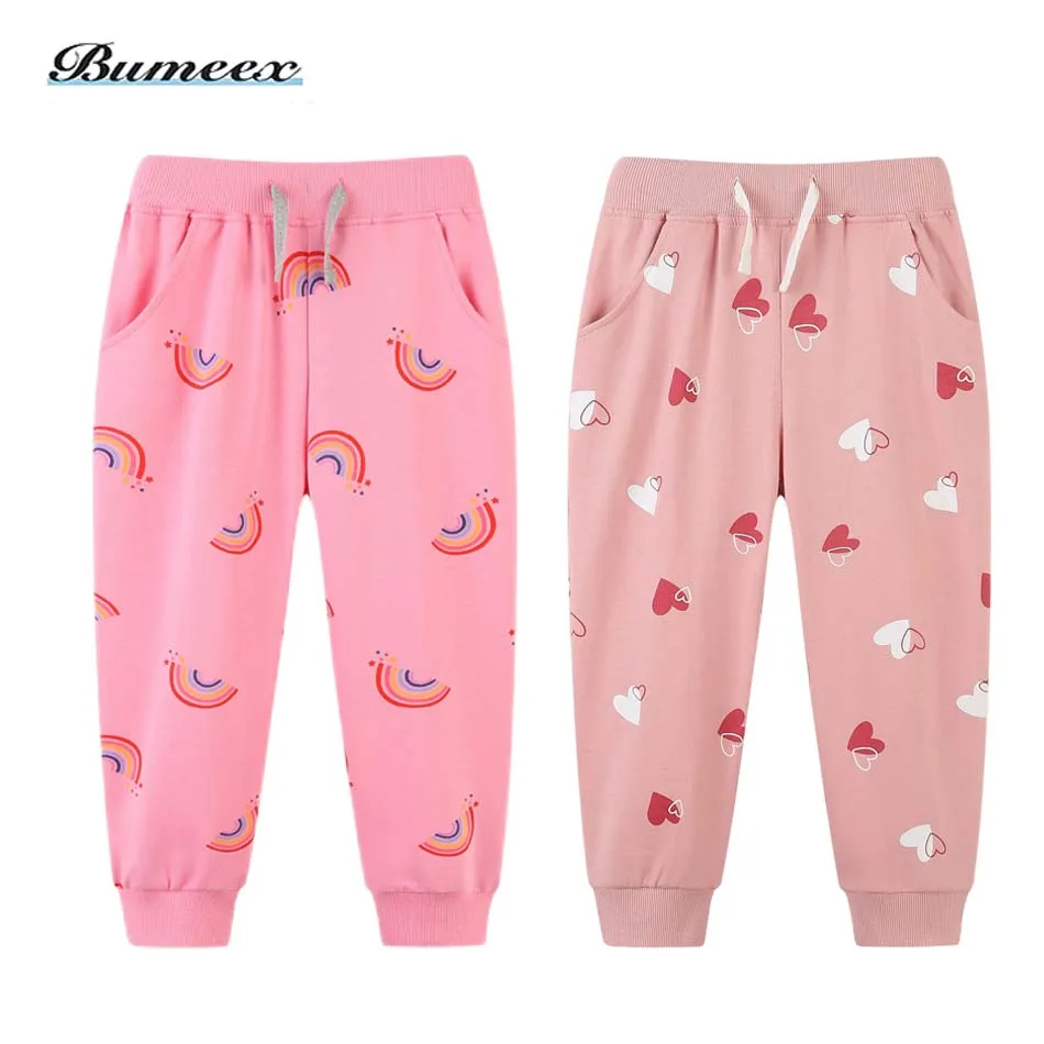 

Новинка 2022, спортивные брюки для девочек Bumeex, Осенние повседневные теплые хлопковые брюки для девочек с рисунком сердечек, детские длинные ...
