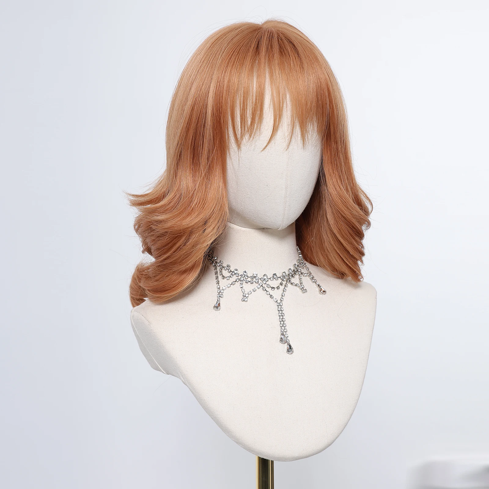 Искусственные парики ALAN EATON в виде клубники блонд волнистые средней длины с