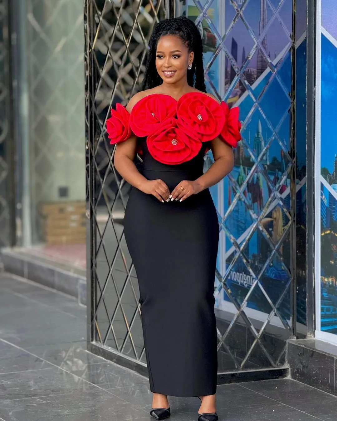 Женское облегающее платье с открытыми плечами и цветочной аппликацией Бандажное