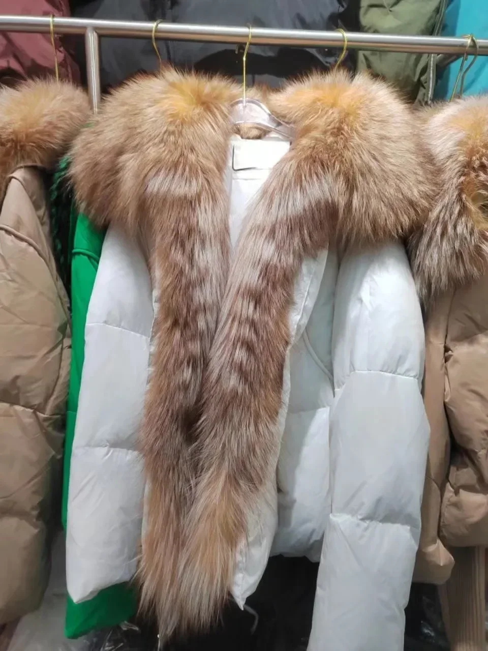 Женский утепленный пуховик из натурального лисьего меха