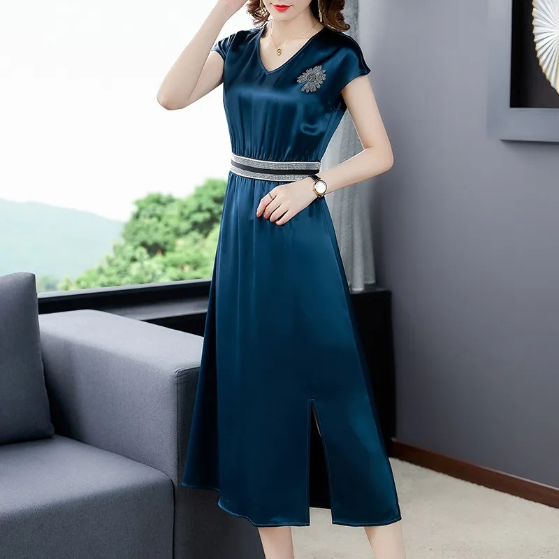 

Acetic acid satin V-neck short sleeved dress for women's summer 2023 new slim fitting mid length over knee skirt