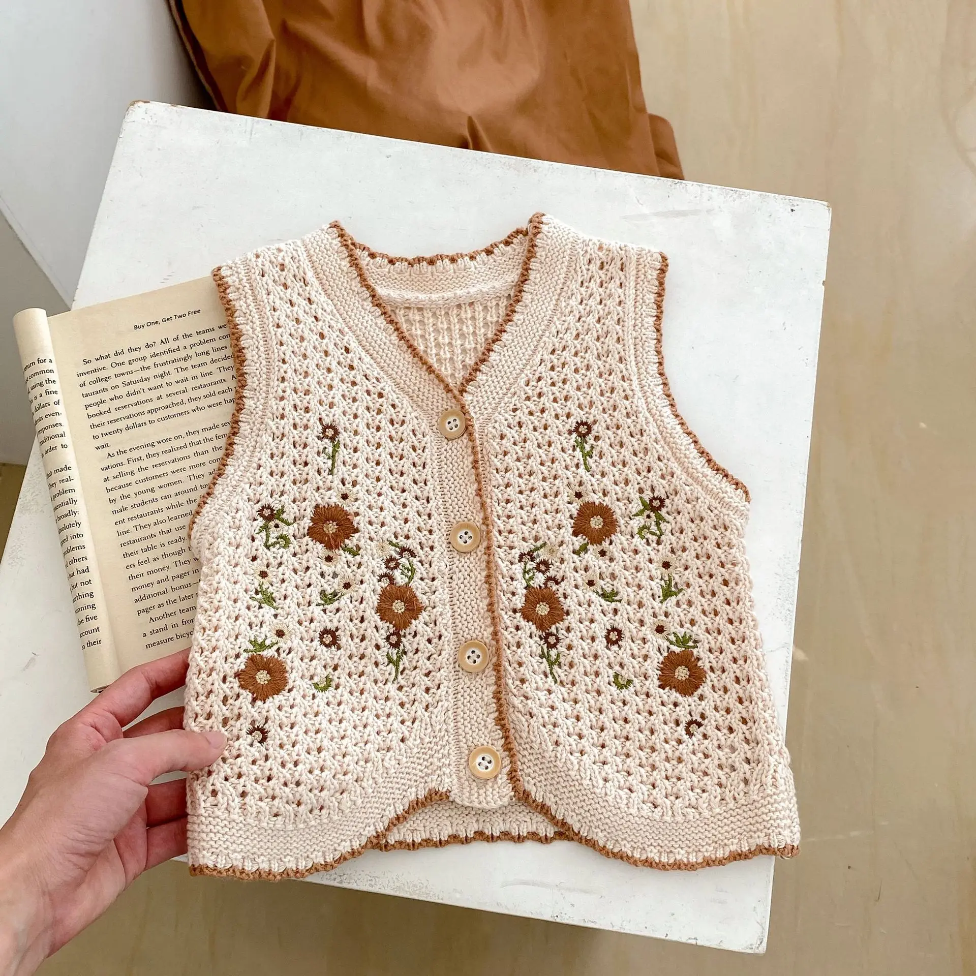 

Вязаная одежда для новорожденных, жилет для маленьких девочек, свитера, осень-весна, Цветочная вышивка, безрукавка для маленьких девочек с вырезами, кардиган