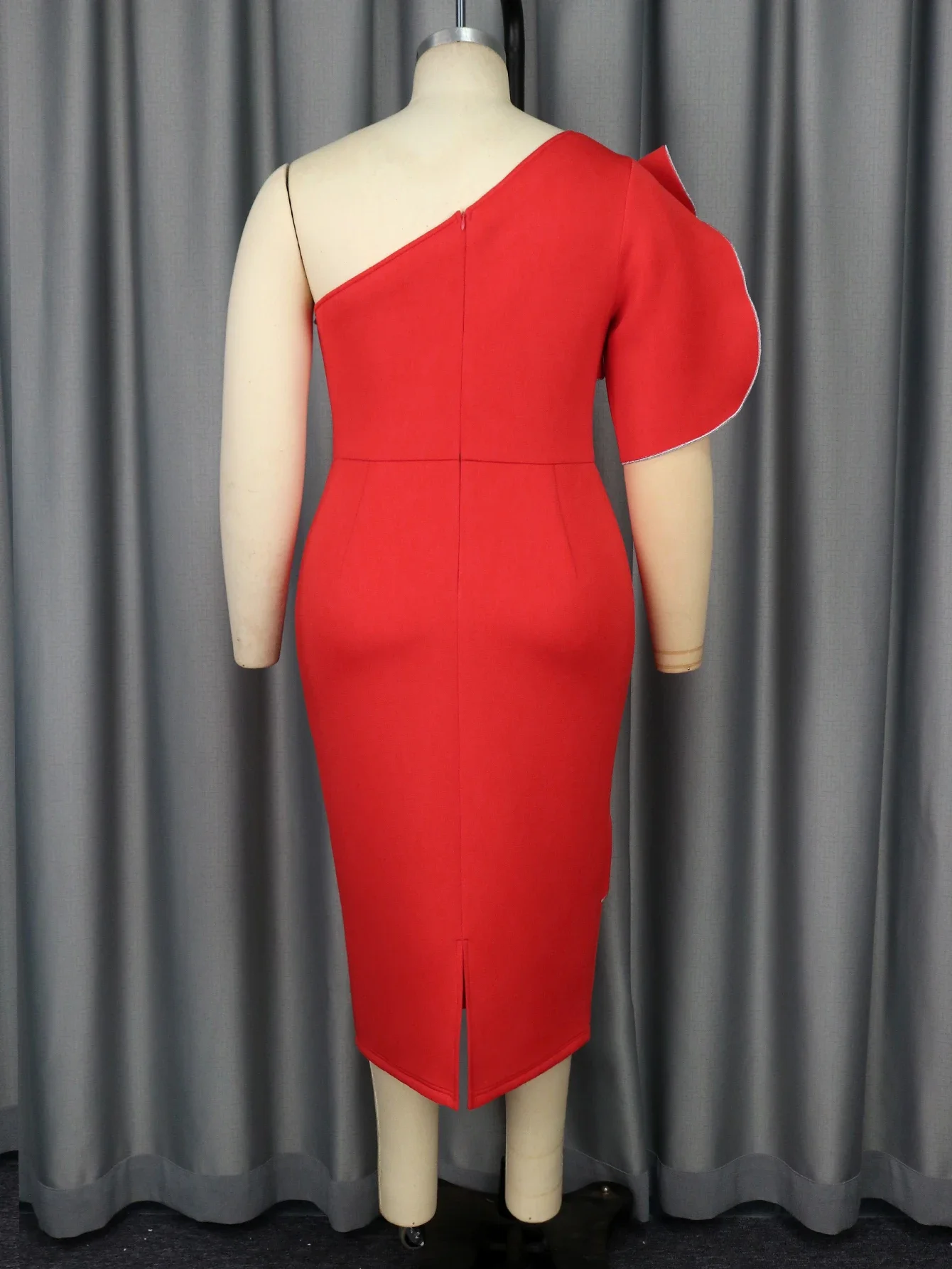 Женское платье-карандаш на одно плечо с коротким рукавом