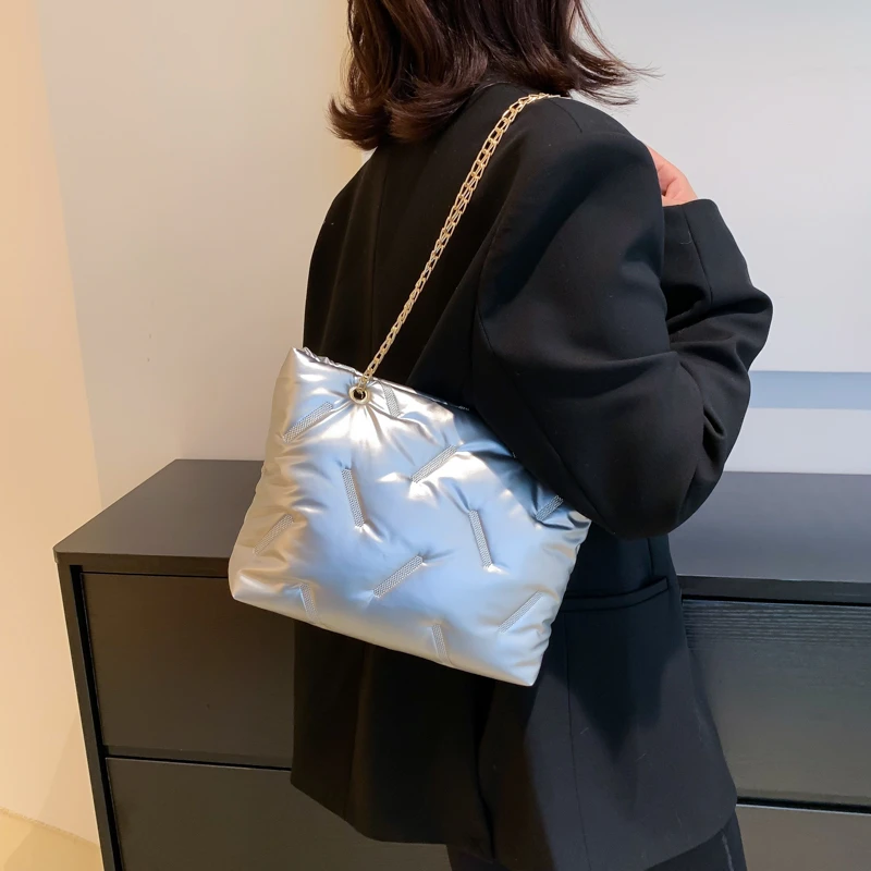 

2023 Silver Padded Shoulder Bags For Women Winter Soft Shopper Cross Bag Warm Big Tote Handbags Chain Messenger Bag Y2K Down Bag