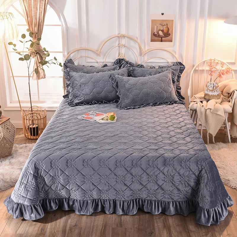 Winter Crystal Velvet Quilted Thick Bed Cover Bedspread with Ruffle on The Bed Soft Warm and Comfortable Super King Queen Single