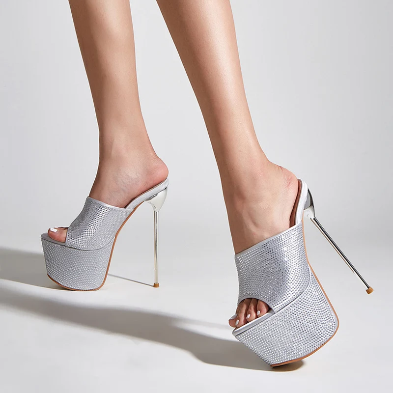 

Женские шлепанцы на очень высоком каблуке, со стразами