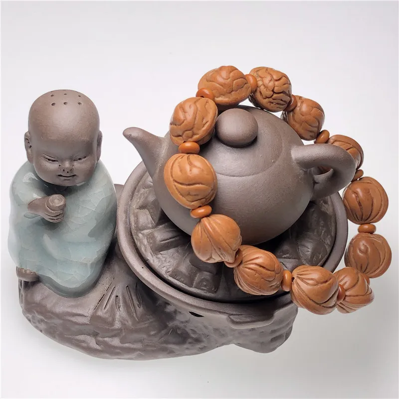 Браслет рыбий глаз из ореха и золота 18 мм слева