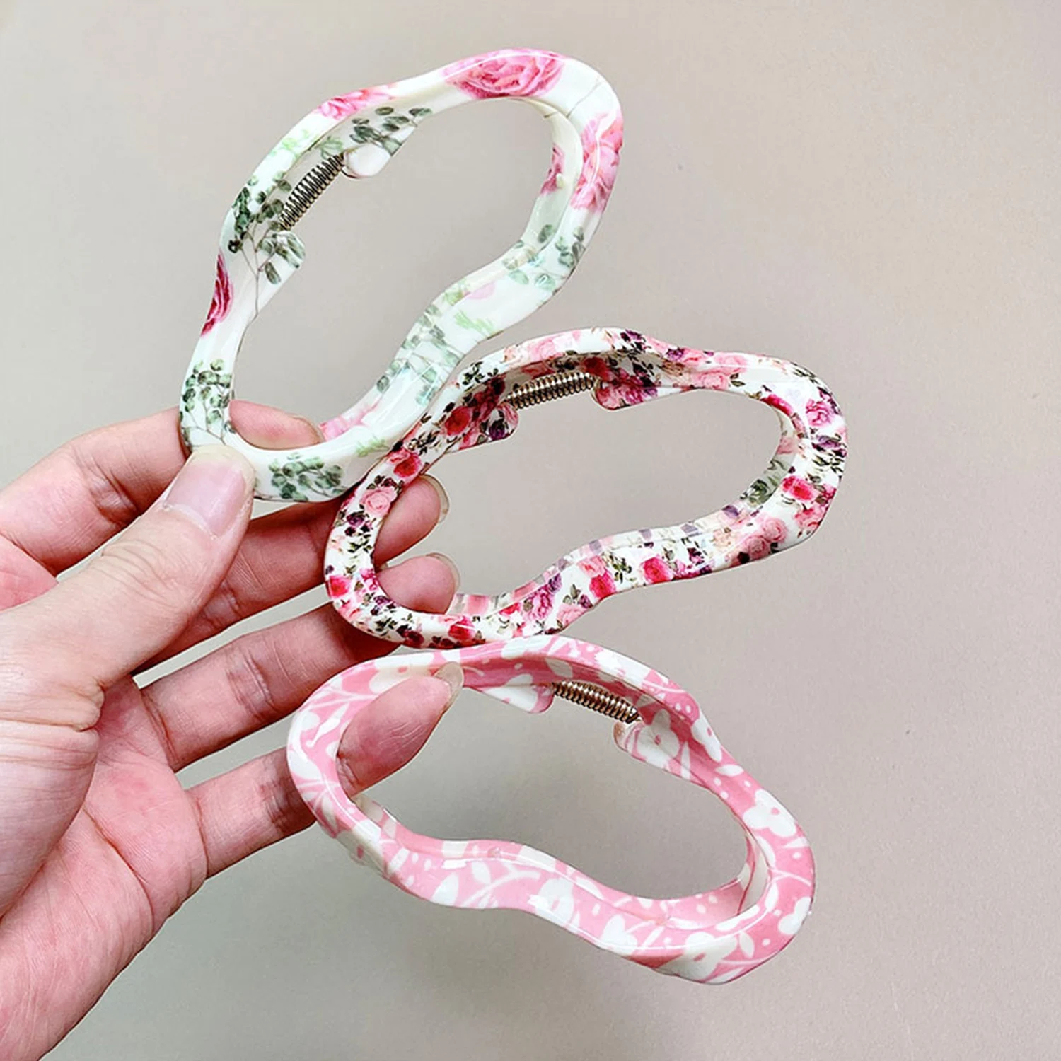 

Irregular Colorful Hair Claw Hollow Out Cloud Bathing Shark Clip Shower Hairpin Flower Hair Grabbing Accessories For Women