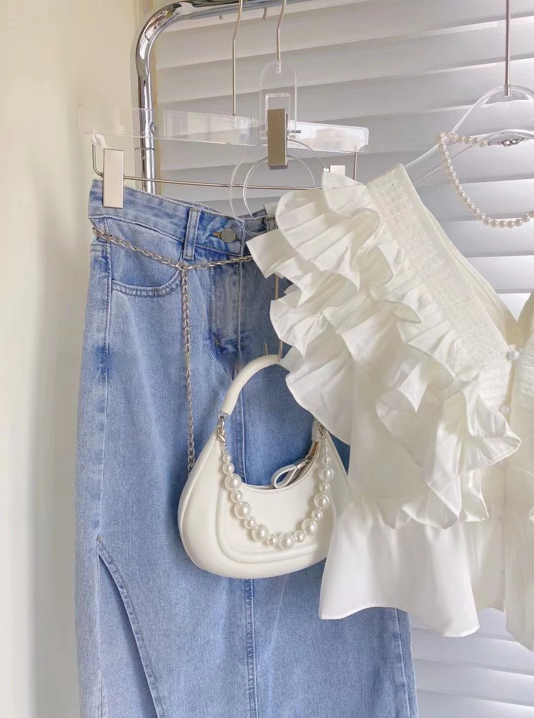 Белые рубашки без рукавов с v-образным вырезом и оборками женские летние