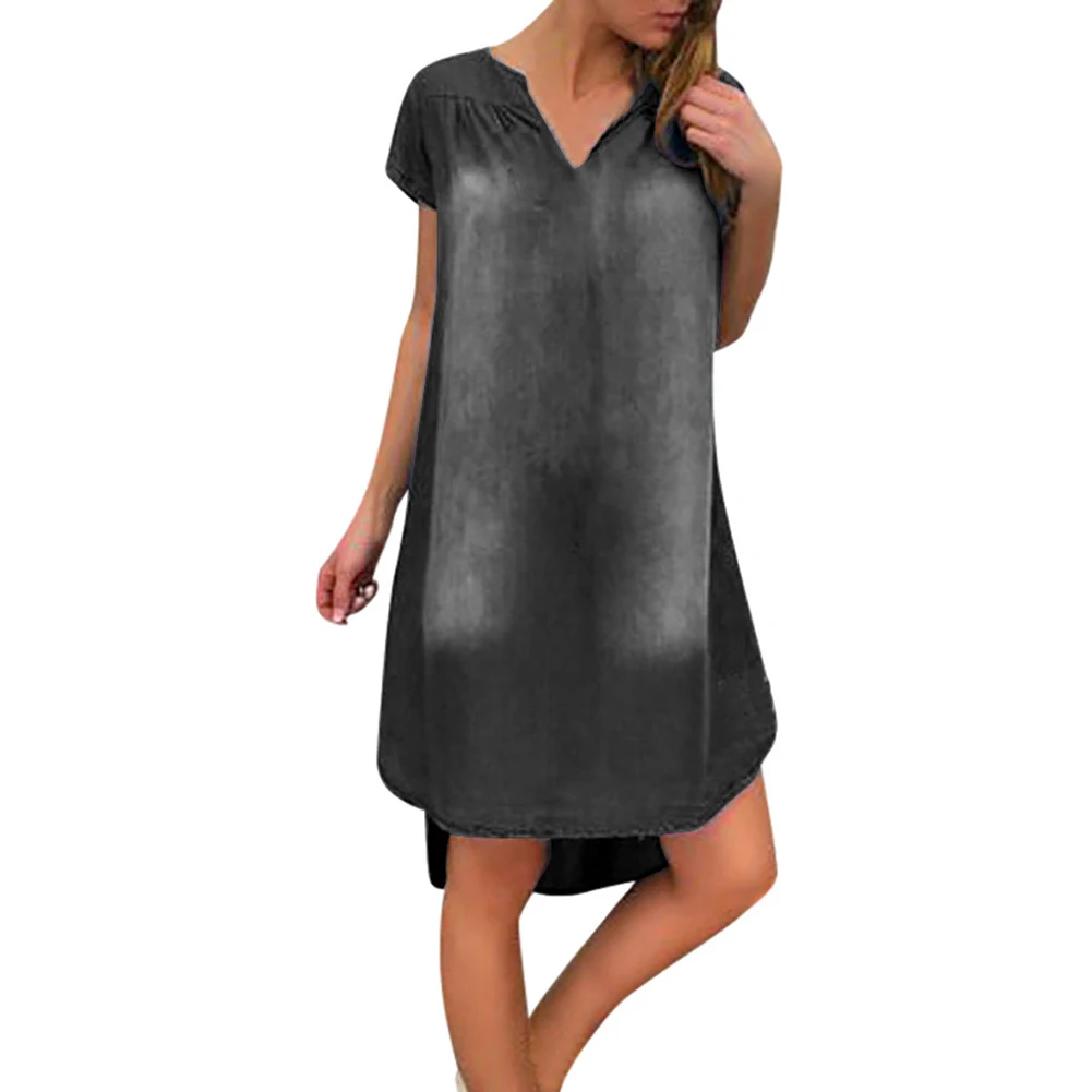 Женское джинсовое платье однобортное свободное до колена с коротким рукавом и