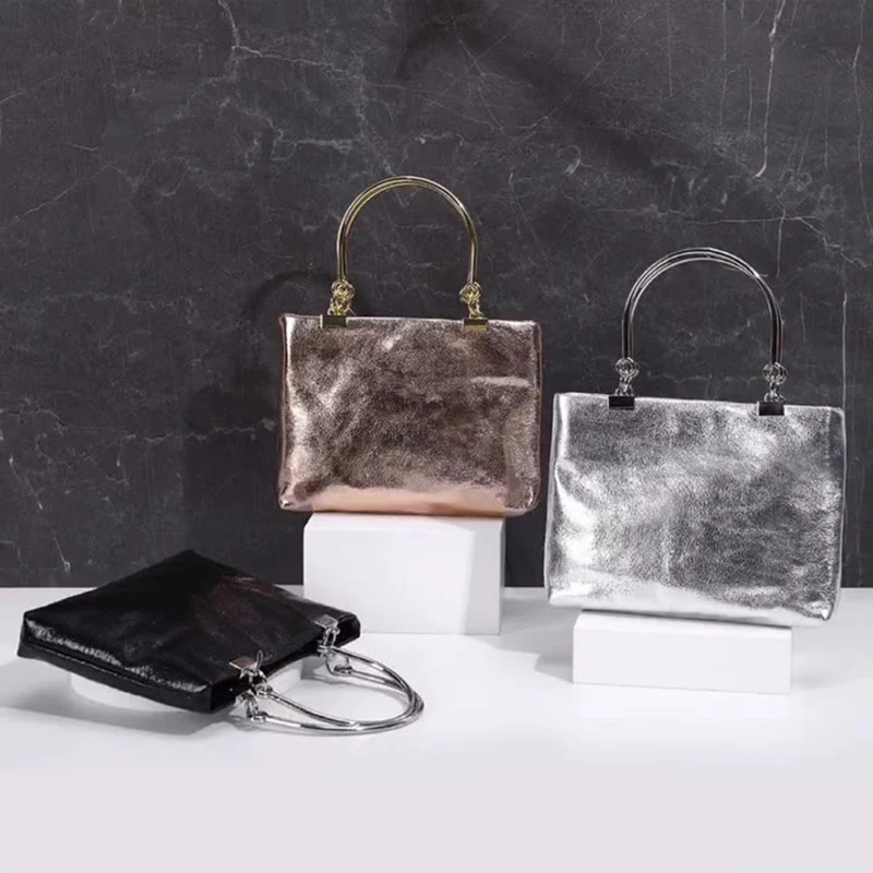

Модные глянцевые мягкие кожаные сумки с металлическими ручками, повседневная Серебристая вместительная сумка через плечо с цепочкой для ж...