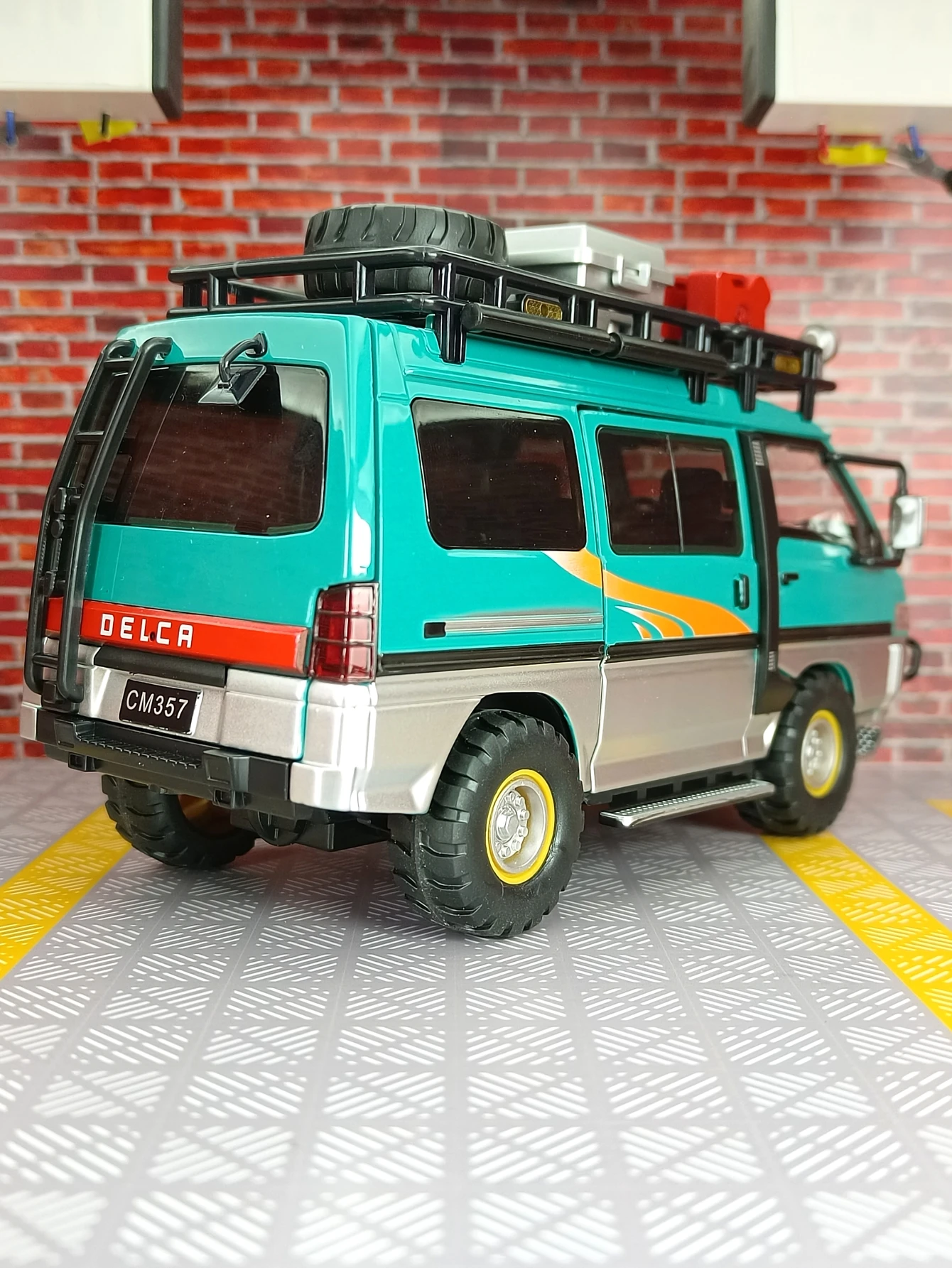Масштабная модель автомобиля Mitsubishi Delica 1:24 из сплава, для улицы, с открывающимися дверями, капотом и багажником. (art.: 3920dcabed026) - 3920dcabed026