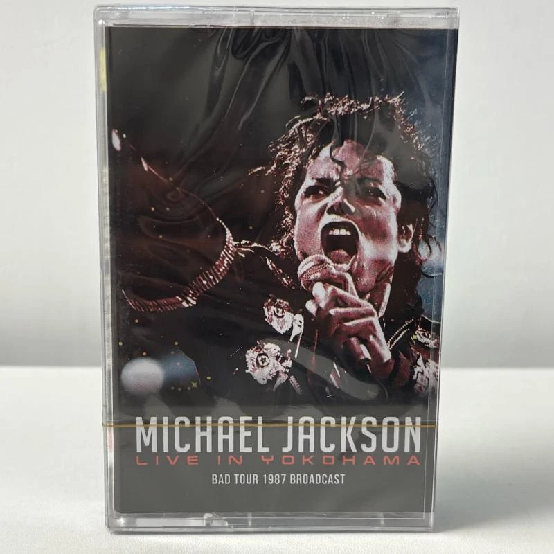Фото Коллекция музыкальных кассет Майкла Джексона: альбомы Thriller, Dangerous, Beat It, а также кассеты для косплея, автомобильные магнитолы, Walkman, саундтреки, коллекционные наборы. №4