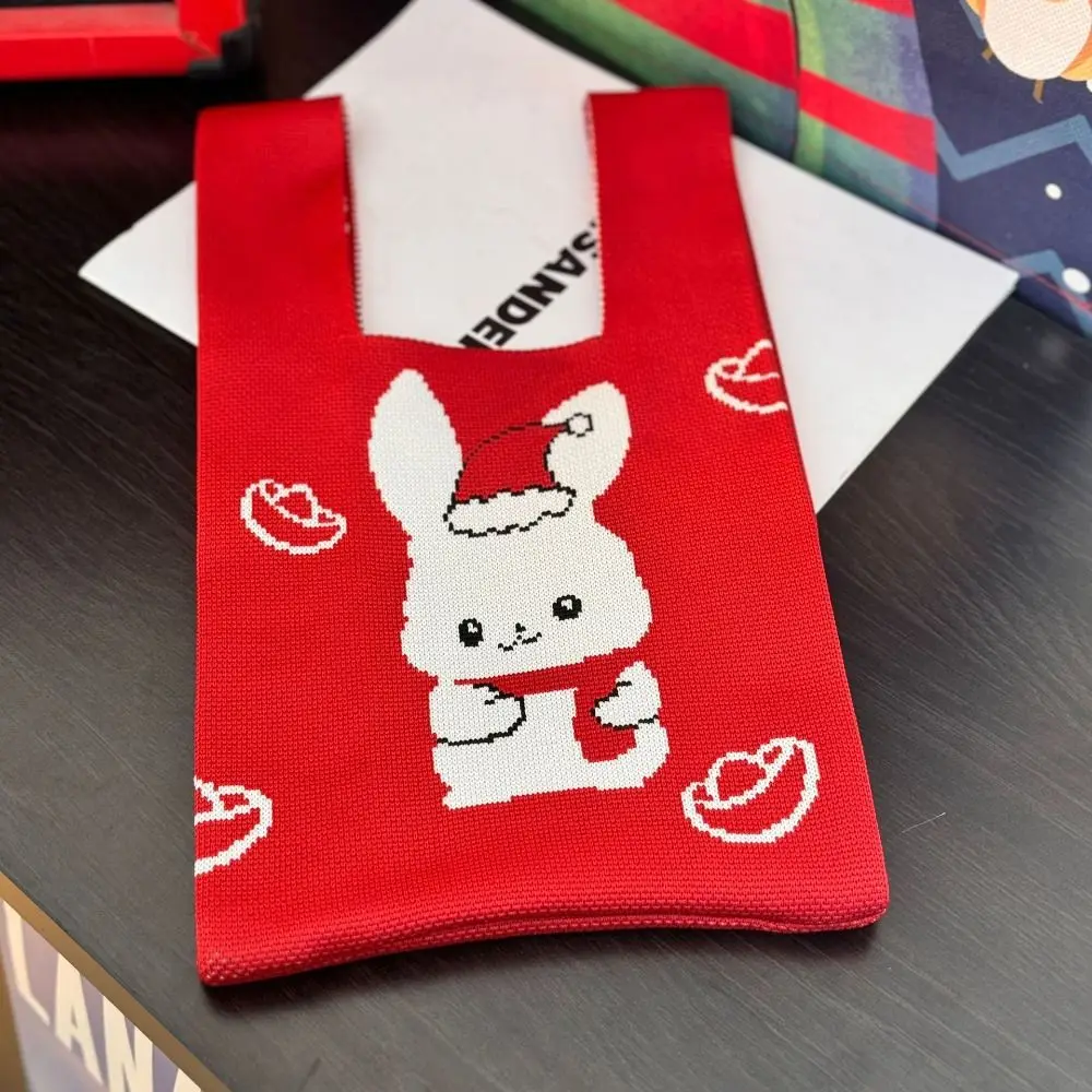 Нежная красная подарочная сумка на Новый год 2025 года вязаная с цветочным