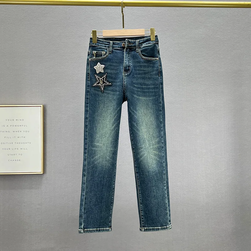 

Укороченные джинсовые прямые брюки, новинка 2023, Осенние эластичные Универсальные джинсовые брюки со стразами, женские голубые джинсы с эффектом потертости