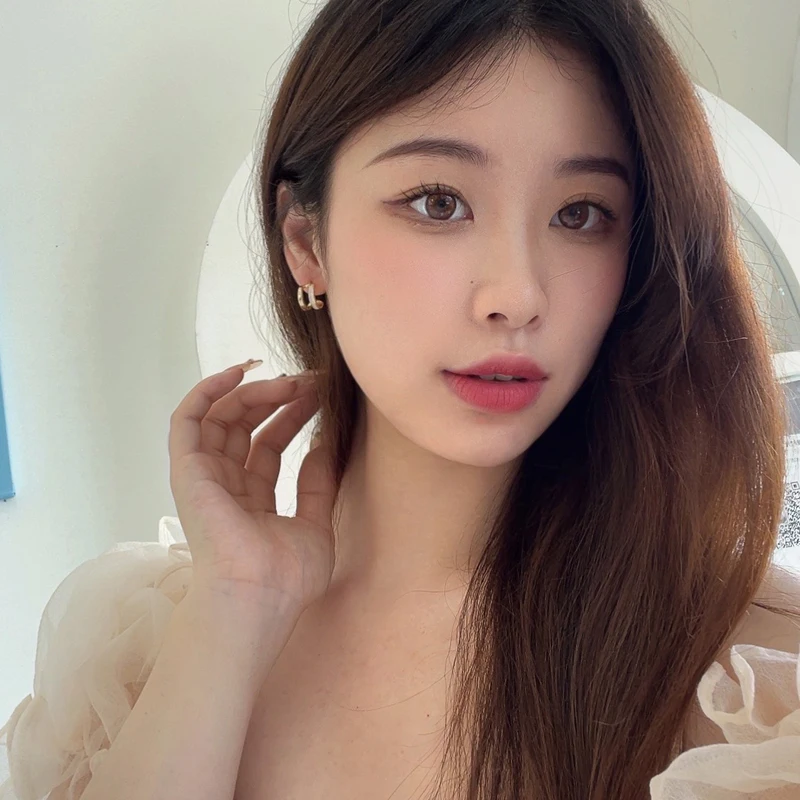 Серьги-гвоздики женские из серебра 925 пробы с белой эмалью |