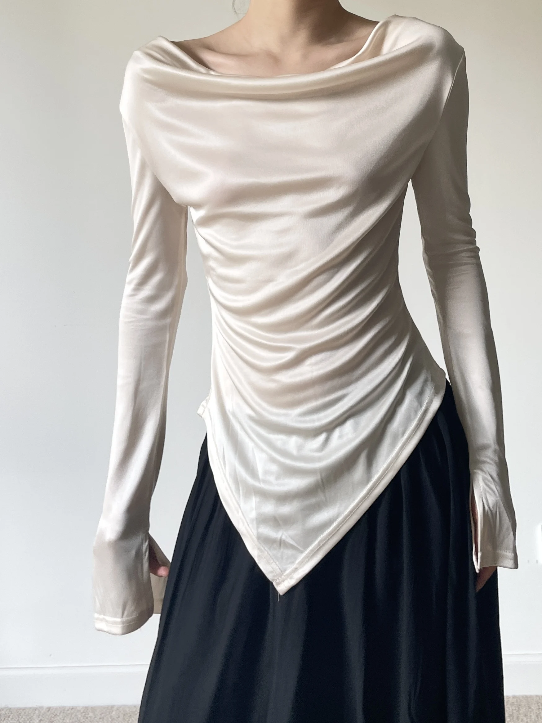 Футболка с асимметричным воротником и длинными рукавами