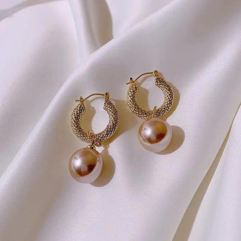 

Korean Fashion Designer French Retro Metal Pearl Dangle Earrings for Women Valentines Day Gift Birthday Party Jewelry Pendientes