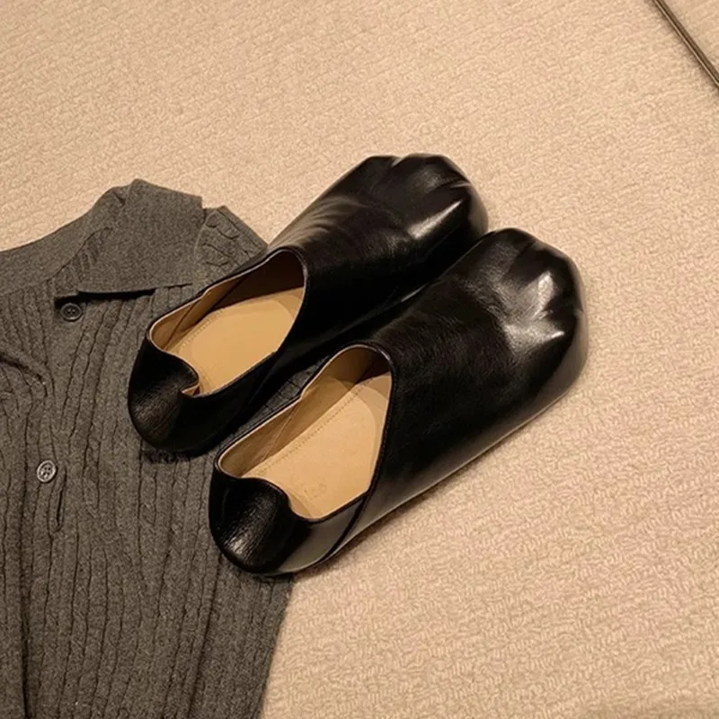 Модные женские туфли на плоской подошве из лакированной кожи с дизайном кошачьих