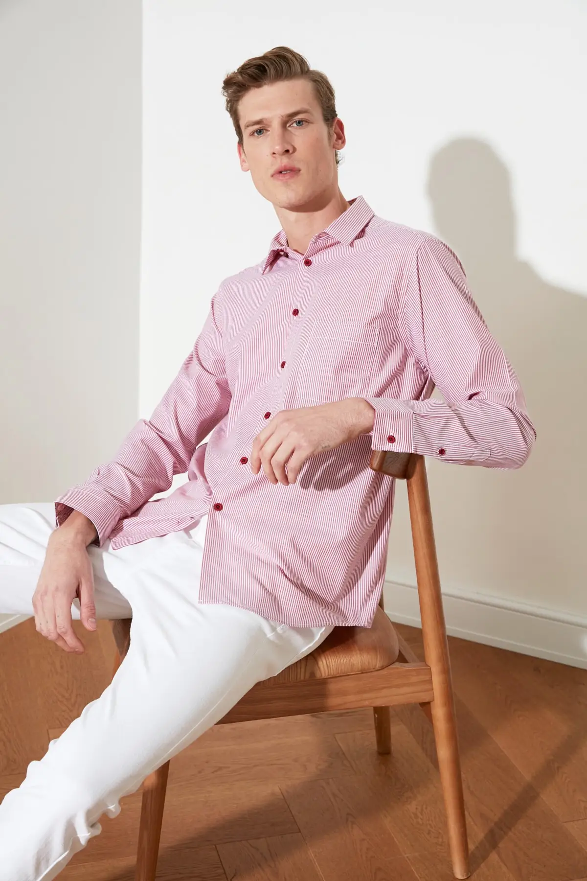 

Trendyol Для мужчин, классический крой воротник рубашки один карман Рубашка в полоску TMNSS21GO0201