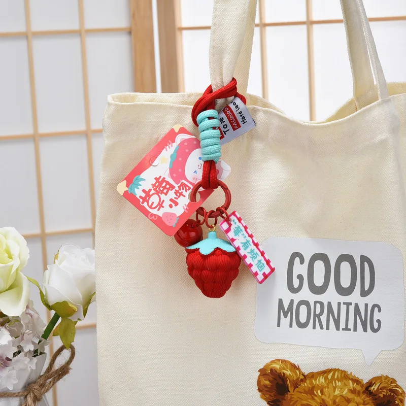 Аксессуары для ключей-брелок ключей с красной смолой в виде клубники форме