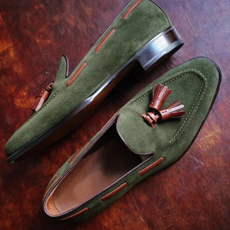 

Men British Loafers Solid Color Faux Suede Stitches Round Toe Tassel Slip On Classic Fashion Business Casual Wedding Dress Shoes