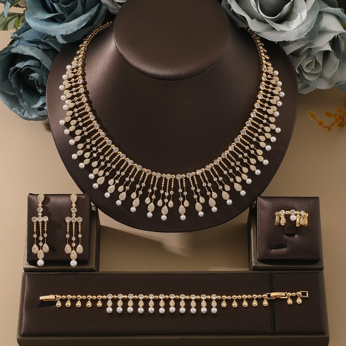 Комплект из колье браслета кольца и сережек