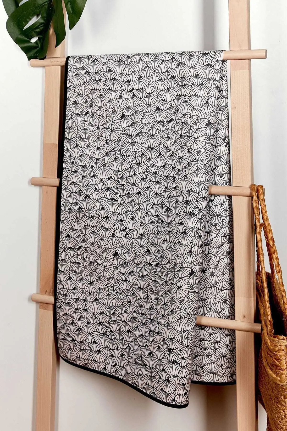 

Beach Towel Yoga, Plates, Sports And Beach Towels Soft Textured Water Absorbing Quick Dry