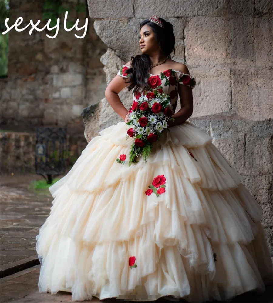 Шампанское платье с цветочным рисунком открытыми плечами и оборками в несколько