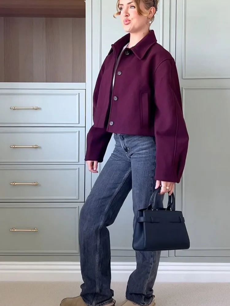 Женская однобортная куртка с лацканами и карманами однотонная длинным рукавом