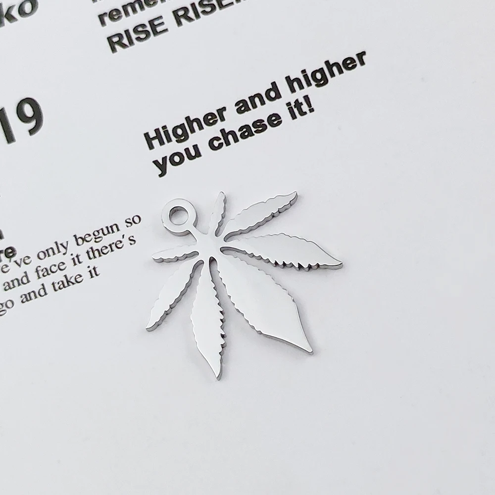 

Silver Rose Gold-Plated Maple Leaf Stainless Steel Carving Brooch Pendants for Women Men Charm Necklace Keychain Accessories
