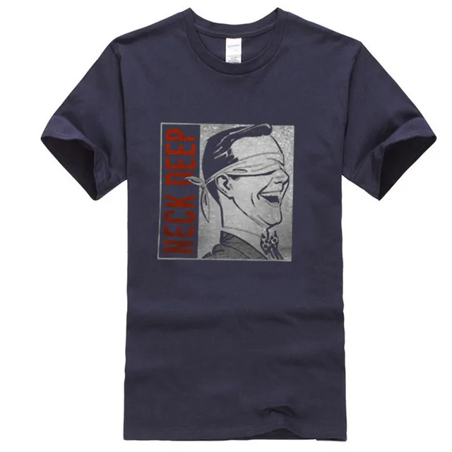 

Футболка с глубоким вырезом и повязкой на глаза