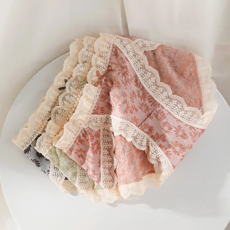 

Женские кружевные трусики со средней посадкой