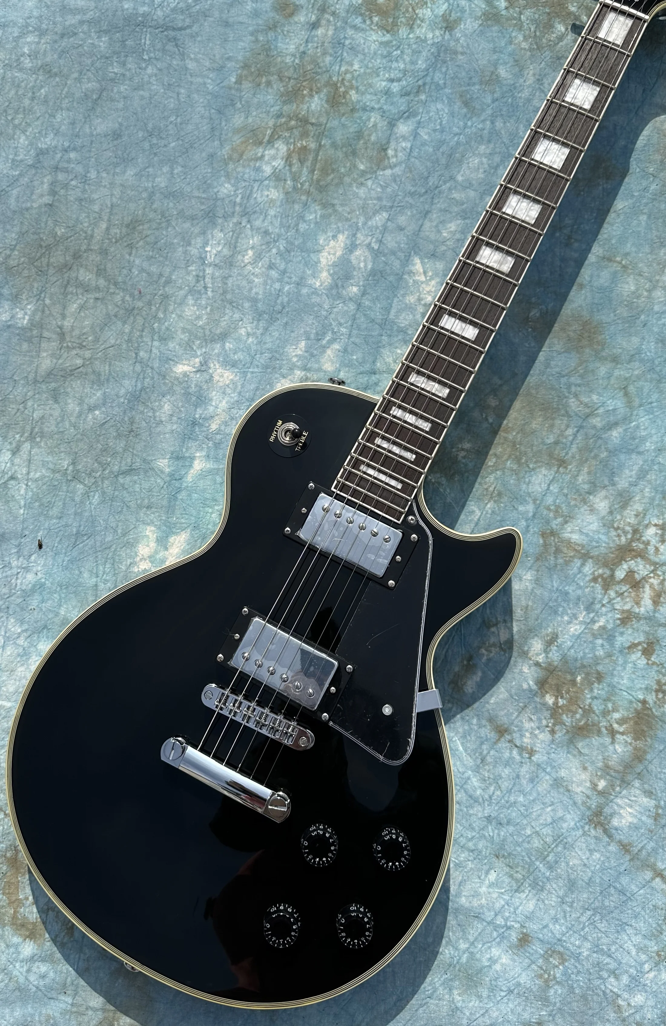 Customized electric guitar blackPeach blossom core wood body rose fingerboard， lightning package