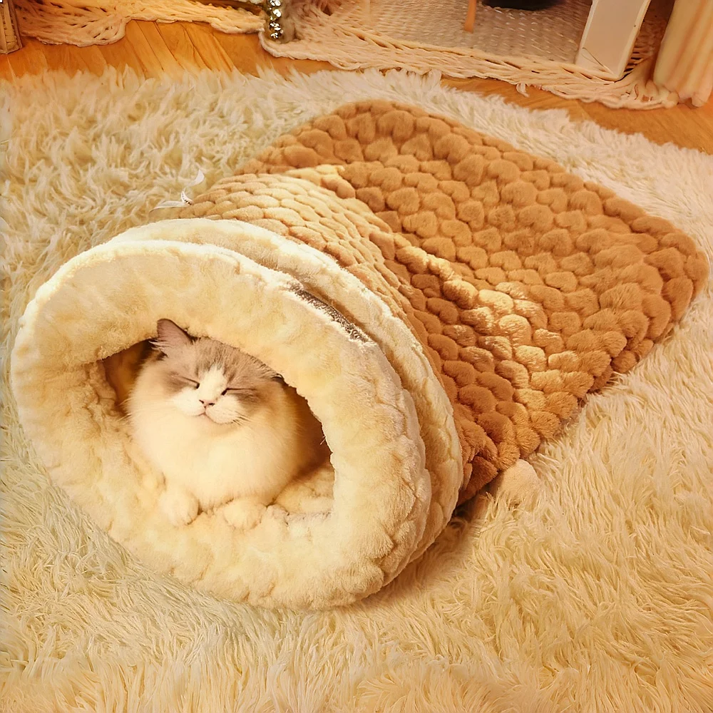 Фото Улучшенная закрытая лежанка для кошек: Зимний уютный мешок с входом-норой и защитным капюшоном – ультрамягкий плюш для снятия тревоги №2