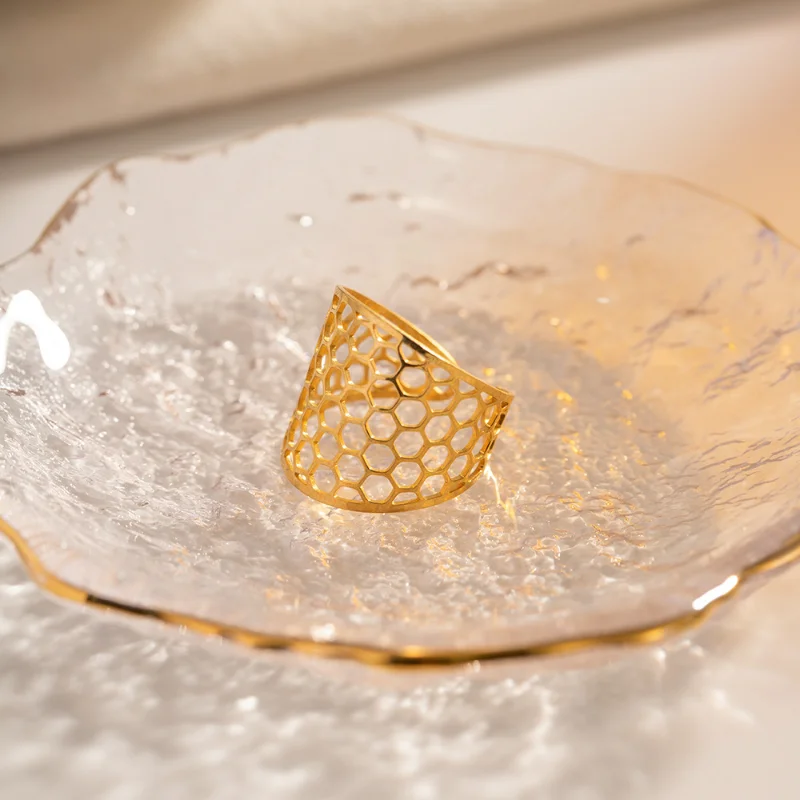 Уникальные геометрические широкие кольца ALLNEWME с перфорацией в виде сот золотого