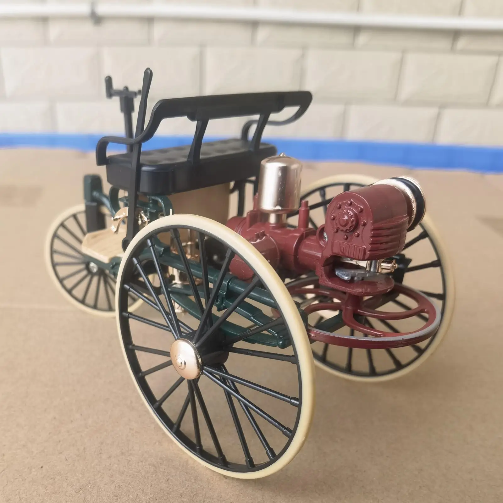 

1:12 Scale Vintage Style Tricycle Model Realsitic Diecast Alloy Desk Decoration Room Ornament Craft Collectible Tricycle Model