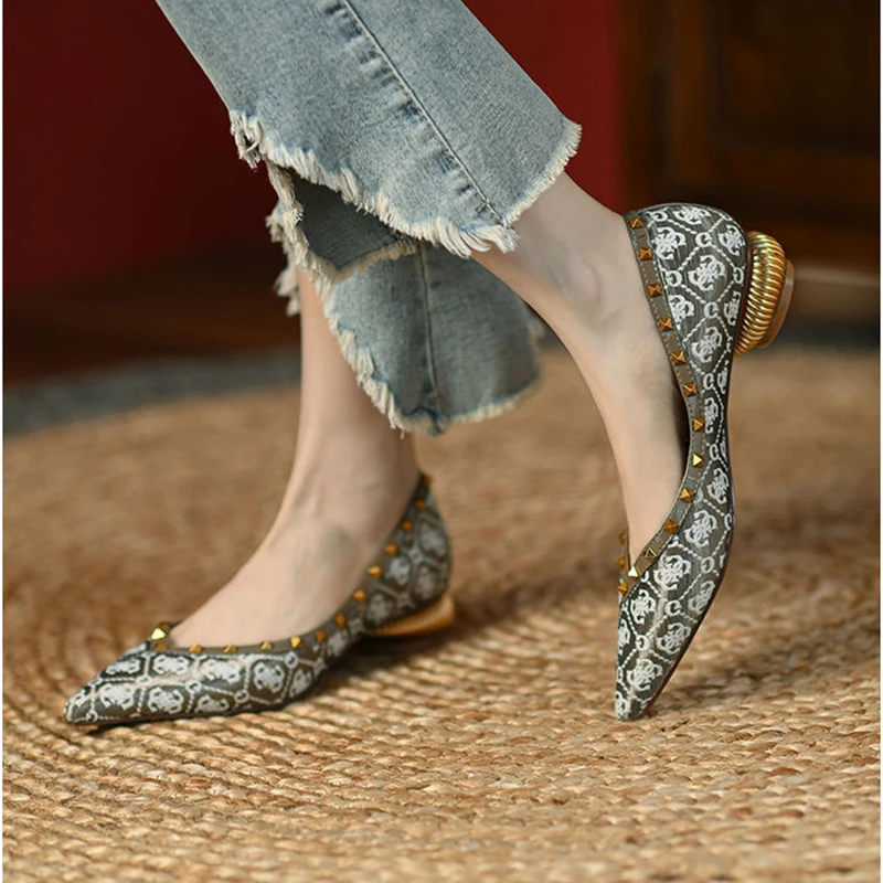 2022 New Elegant Women Metal Heel Pointed Rivets Decorated with Retro Printing Shallow Mouth Pedal Flats Shoes