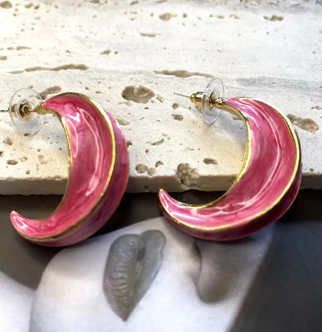 

Pink Woman Sweet C-shaped Geometric Crescent Stud Earrings