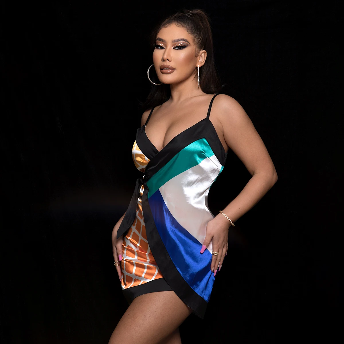 

Контрастное атласное платье без рукавов с подтяжками EvaQueen