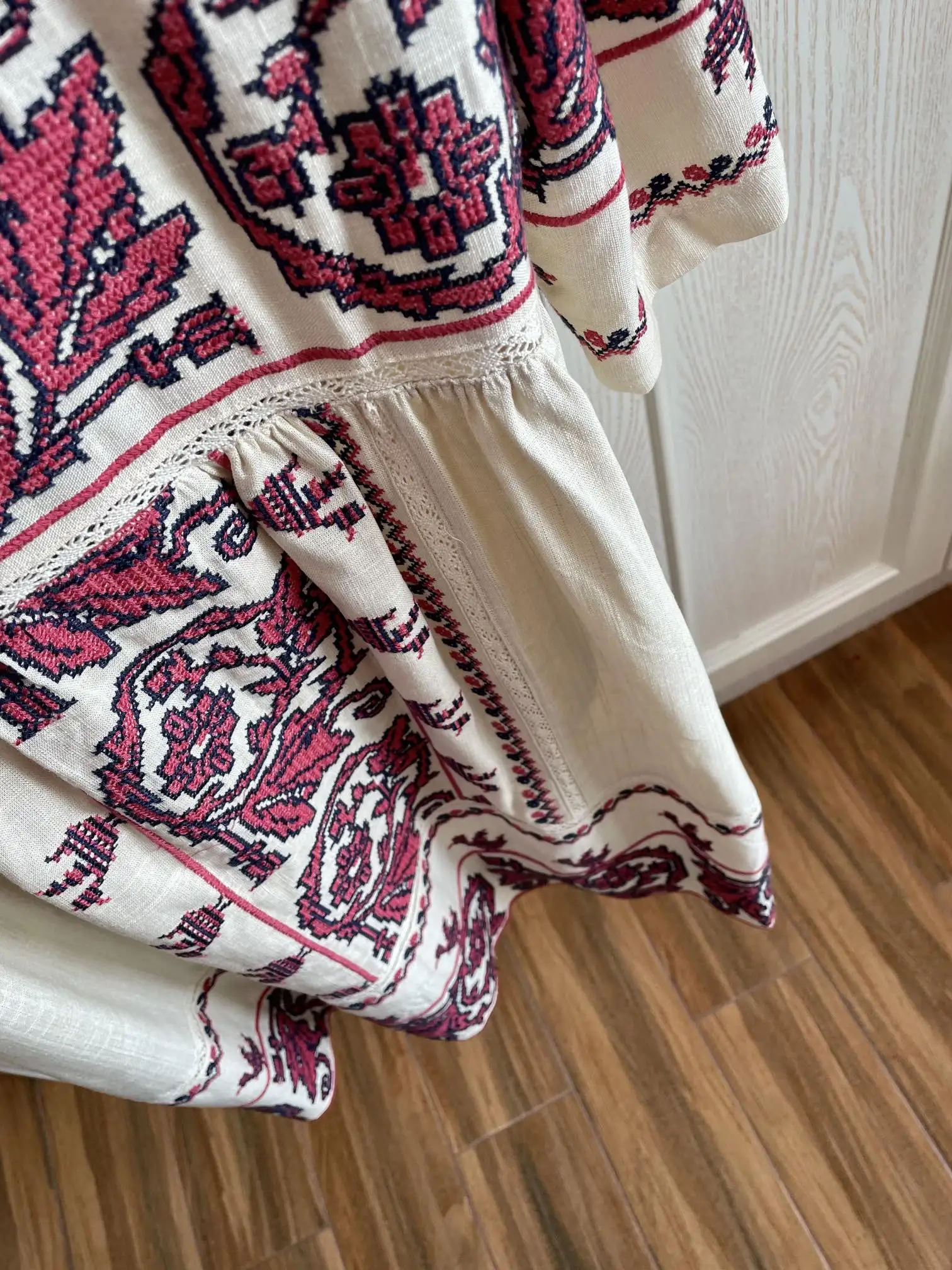 Новинка 2024 женская модная юбка с коротким рукавом круглым вырезом и вышивкой