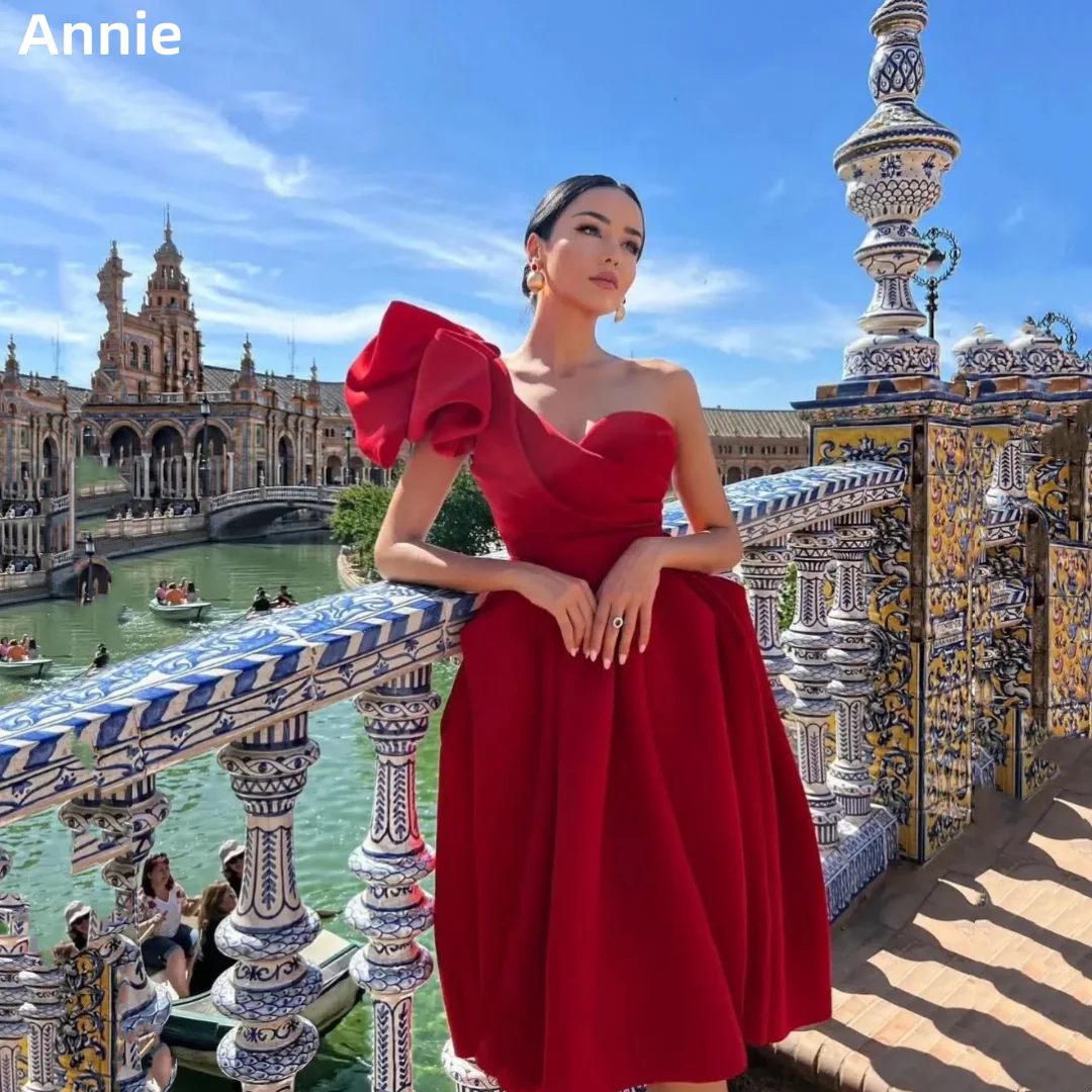 Фото Annie Выпускные платья с морщинистыми плечами Вечерние платья с цветами ручной работы Элегантные красные халаты длиной до колена на заказ 2025 №1